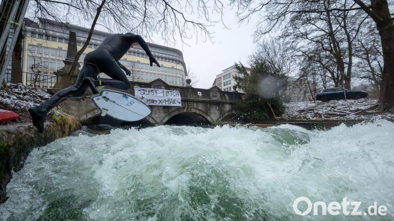 So sah es noch über Weihnachten aus. Mittlerweile ist die illegale Rampe entfernt und die Surfwelle wieder verschwunden. (Archivbild) Bild: Peter Kneffel/dpa