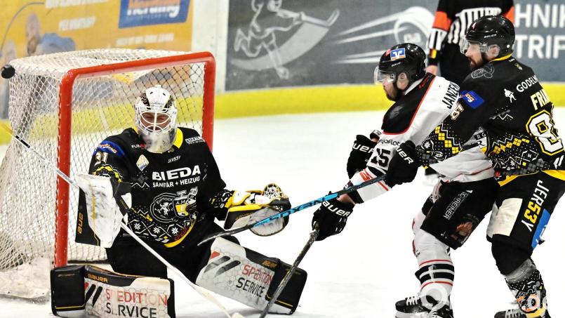 Der ERSC Amberg um Torhüter Lucas Di Berardo (links) vom ERSC Amberg und Benjamin Frank (rechts) verpennte besonders das erste Drittel und konnte den Rückstand nicht mehr aufholen. Bild: Hubert Ziegler