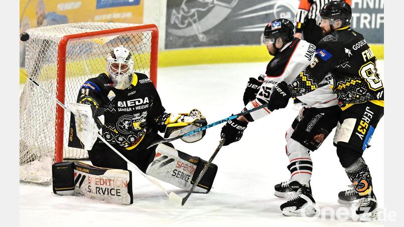 Der ERSC Amberg um Torhüter Lucas Di Berardo (links) vom ERSC Amberg und Benjamin Frank (rechts) verpennte besonders das erste Drittel und konnte den Rückstand nicht mehr aufholen. Bild: Hubert Ziegler