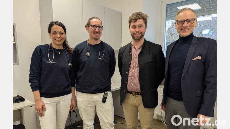 Dr. Nadja Kunz, Tobias Kunz und Dr. Maximilian Bolch zusammen mit Bürgermeister Bernd Sommer (von links). Dr. Bolch, der lange Zeit in Zusammenhang mit dem künftigen MVZ Waldsassen im Gespräch war, verstärkt ab 2. Januar 2026 das Praxisteam im früheren Krankenhaus an der Egerer Straße. Bild: Paul Zrenner