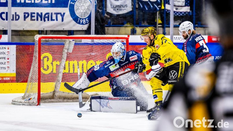 Max Newton (Mitte) von den Krefeld Pinguinen ist derzeit Top-Scorer der DEL2. Bild: Tobias Neubert