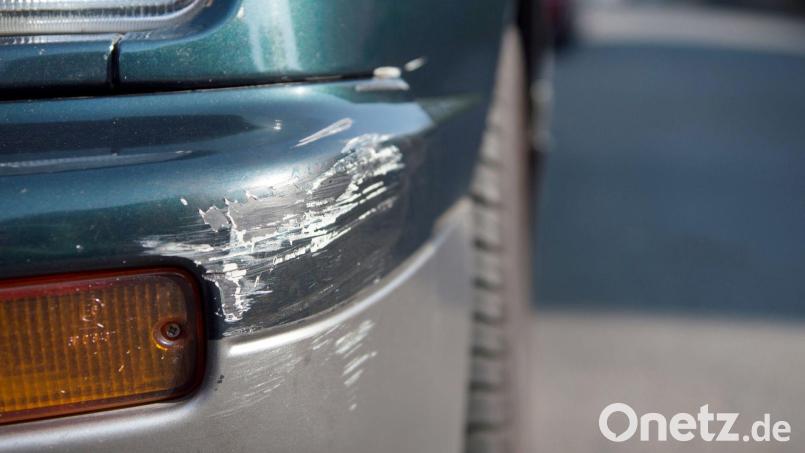 Die Polizei sucht nach dem Vorfall auf dem Parkplatz des Donaueinkaufszentrums nach Zeugen. Symbolbild: Arno Burgi/dpa