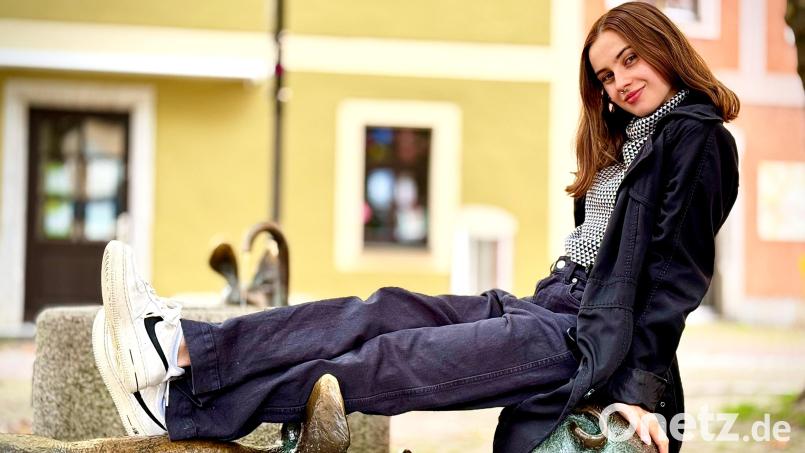 Die gut gelaunten Schweinchen könnten Glücksbringer für die Schauspielkarriere von Annalena Egerer sein. Bild: Peter Ringeisen