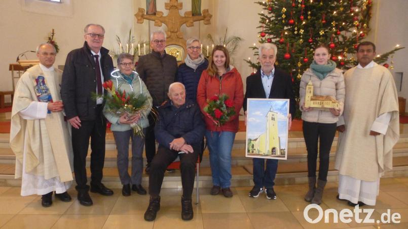 Für über 80-jährigen Einsatz dankten Mesner Alfons Bogner (vorne sitzend) zum Abschied Pfarrer Varghese Puthenchira (von links), Josef Wismet, Michael Bertelshofer, Ulrike Rauch, Wolfgang Krauß, Lisa Ziegler, und Pater Prince. Blumen erhielten die neue, junge Mesnerin Nicole Stilp und Marga Kohl. Bild: Siegfried Bock