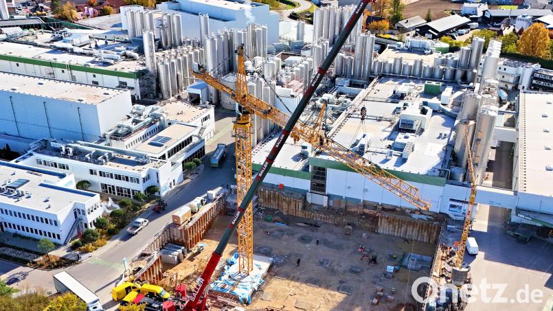 Ein über 50 Meter hoher Kran des Typs Liebherr 630 EC-H 50 Litronic unterstützt den Bau eines neuen Produktionsgebäudes der Privatmolkerei Bechtel in Schwarzenfeld. Bild: Bau Wagner GmbH &amp; Co. KG