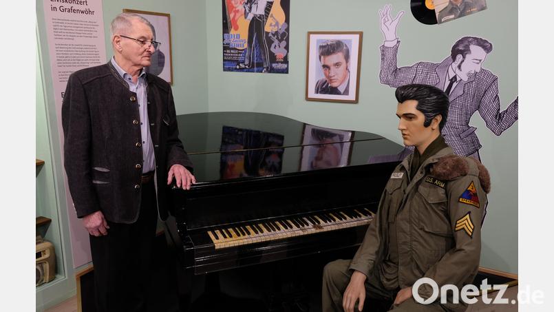 Raimund Rodler gehört zu den großen Verehrern des King of Rock. Kein Wunder, spielte der Weltstar schon am Flügel in der Bar seiner Mutter. Seit einigen Jahren ist das Instrument Bestandteil der Sonderausstellung über Elvis im Grafenwöhrer Militär- und Heimatmuseum. Bild: do