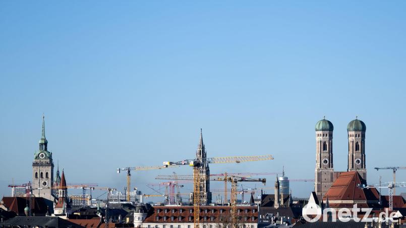 Baukräne in München. Im kommenden Jahr könnte die bayerische Wirtschaft nach Prognose der Vereinigung der bayerischen Wirtschaft wieder leicht wachsen. (Symbolbild) Bild: Sven Hoppe/dpa