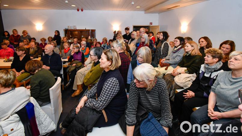 Zur ersten Infoveranstaltung für "Omas gegen Rechts" kamen viele Interessierte in den kleinen Casino-Saal. Daraufhin wurde die Initiative auch in Amberg gegründet. Bild: Petra Hartl