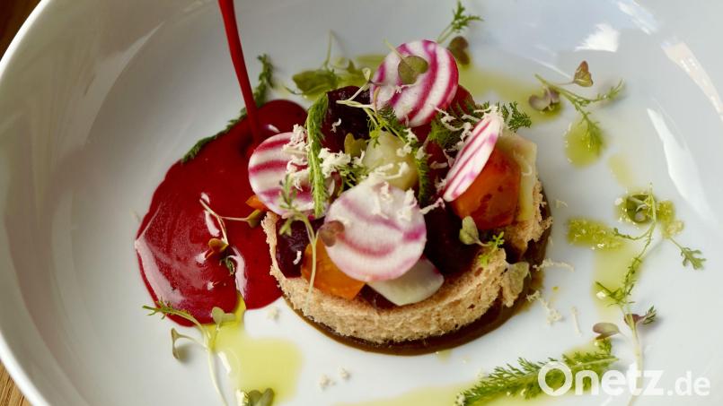 Jonas Merold kocht in seinem Berliner Restaurant auch vegetarische Hauptgänge, wie diese Bunten Beten auf einem Böhmischen Hefeknödel. Bild: Isis Rampf