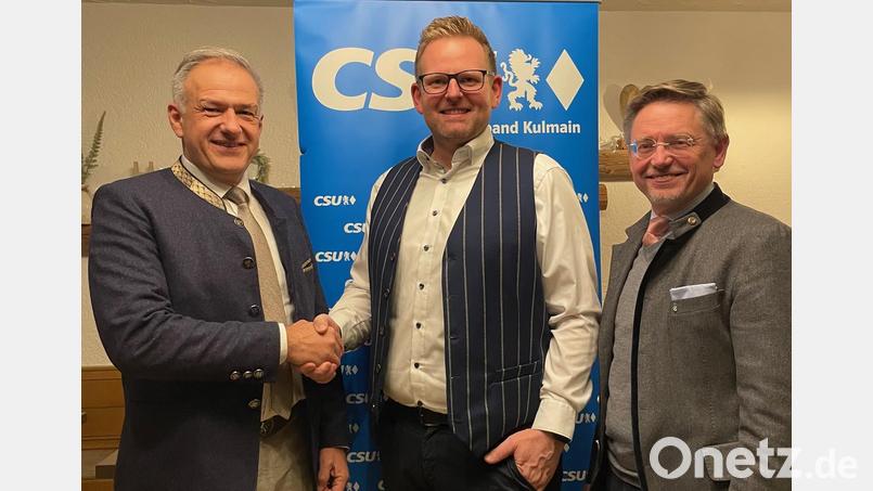 Marco Pscherer (Mitte) ist Bürgermeisterkandidat der CSU Kulmain. Landrat Roland Grillmeier (links) und Landtagsvizepräsident Tobias Reiß (rechts) gratulieren ihm zur Nominierung. Bild: Kurt Scharf/exb