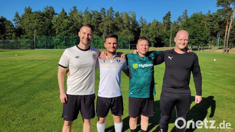 Martin Dehling (Zweiter von rechts) bleibt Trainer beim Süd-Kreisligisten FC Edelsfeld. Archivbild: Manfred Rupprecht