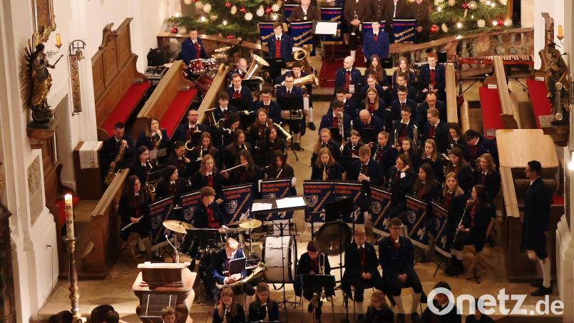 Die Vilsecker Stadtpfarrkirche mit ihrer hervorragenden Akustik ist ein perfekter Konzertsaal. Beim Weihnachtskonzert des Musikvereins waren insgesamt 85 Musikerinnen und Musiker im Nachwuchsorchester, im Jugendblasorchester und bei den Dagesteiner Musikanten im Einsatz. Das Publikum honorierte ihre Leistungen mit großem Beifall. Bild: Markus Rauscher