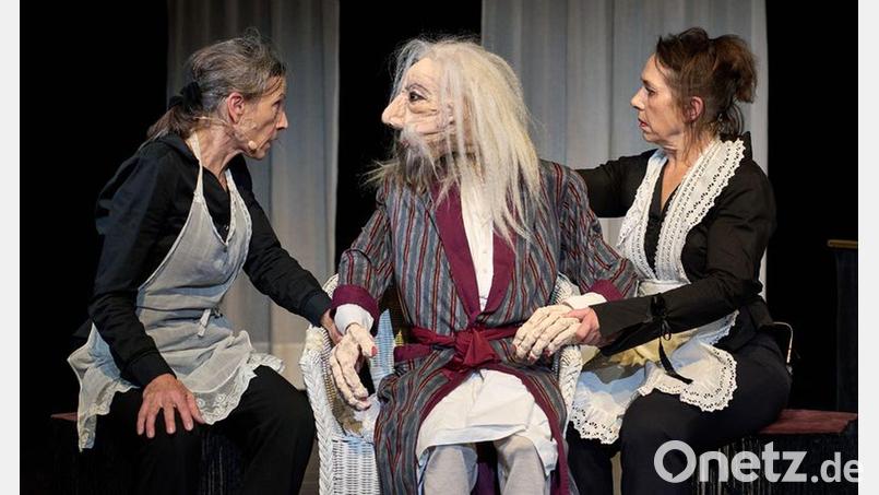 Dakar-Produktion zeigt bei der Kulturbühne in Weiden das Stück "Auf Bäume klettern". Bild: Mina Monsef/exb