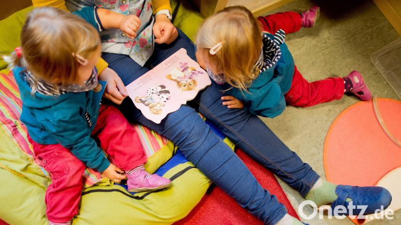 Deutschlandweit fehlen etwa 125.000 Erzieherinnen und Erzieher. Symbolbild: Julian Stratenschulte/dpa