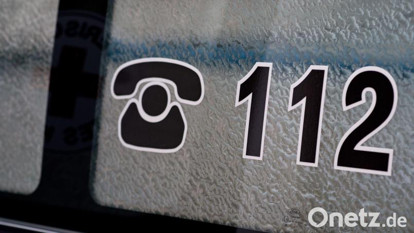 Ein Rettungswagen brachte die verletzte Mutter in ein Krankenhaus. (Symbolbild) Bild: David-Wolfgang Ebener/dpa