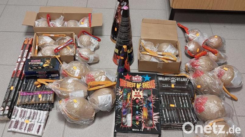 Illegales Feuerwerk mit ca. 30 Kilogramm Nettoexplosivmasse beschlagnahmten Fahnder des Bundespolizeireviers Bärnau am 22. Dezember bei einem Reisenden in Waldsassen. Darunter viele Kugelbomben mit enormer Sprengkraft. Bild: Bundespolizei