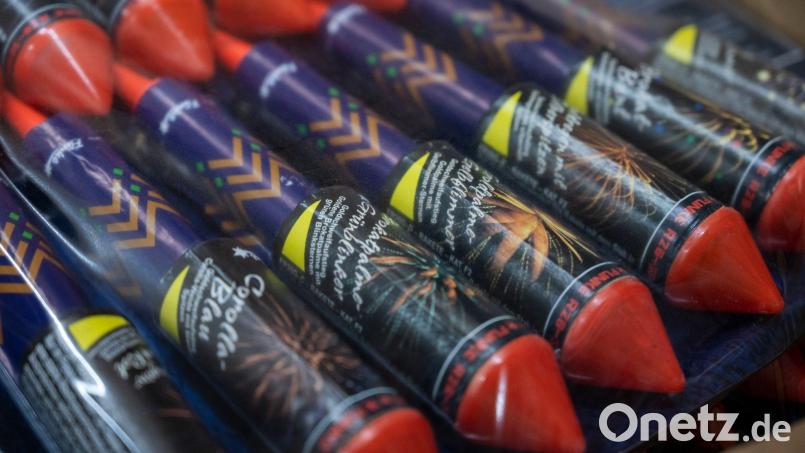 Unbekannte brachen einen Container auf und stahlen Feuerwerkskörper. Symbolbild: Christophe Gateau/dpa/Symbolbild