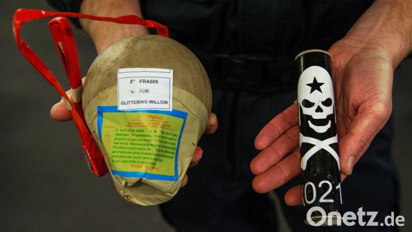Beamte der Bundespolizei haben in diesem Jahr 17 Prozent weniger illegales Feuerwerk an den Grenzen beschlagnahmt. (Symbolbild) Bild: Andreas Arnold/dpa