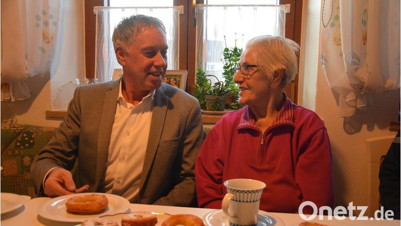 Das war auch bei ihrem 85. Geburtstag so. Ohne Schmalzgebäck gibt es bei Elisabeth Allgeier keinen Geburtstag. Für 2. Bürgermeister Mathias Huger hatte sie mehrere Sorten davon zum Nachmittagskaffee aufgetischt. Bild: bö