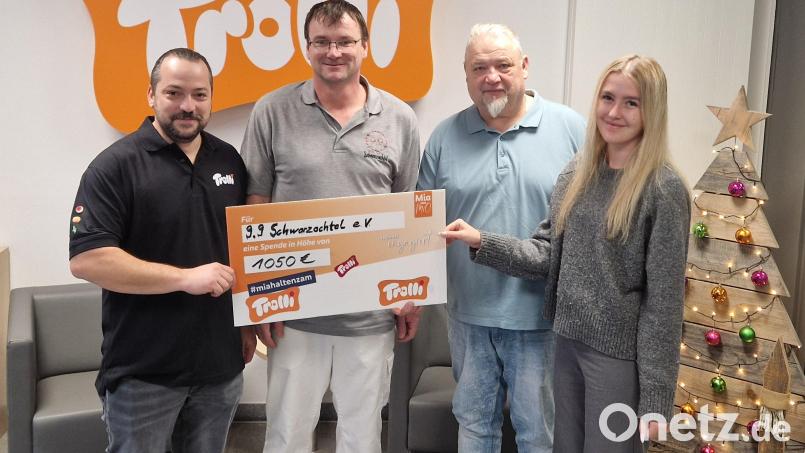 Werkleiter Stefan Neft (von links), Vorsitzender des Vereins Daniel Maierhofer, Betriebsratsvorsitzender Georg Voith und Auszubildende Vanessa Scheuerer bei der Spendenübergabe. Bild: David Müller