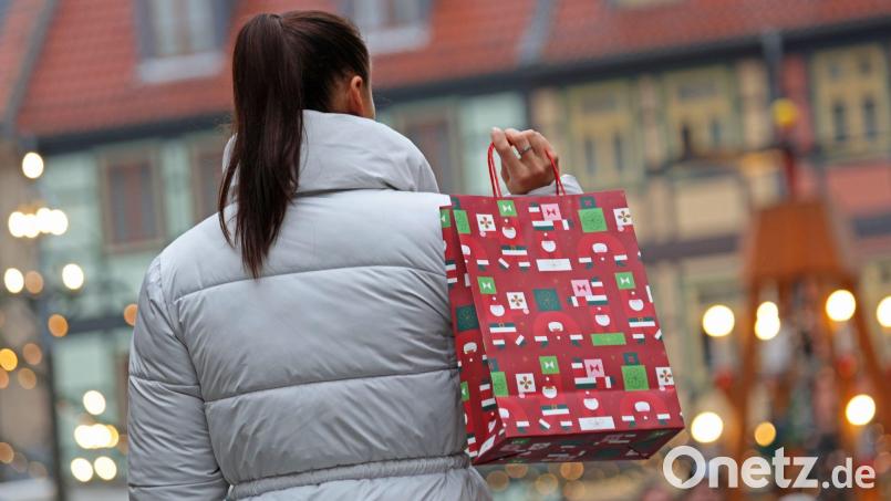 Die meisten Menschen geben laut Umfrage Geschenke zurück, die nicht gefallen. Bild: Matthias Bein/dpa