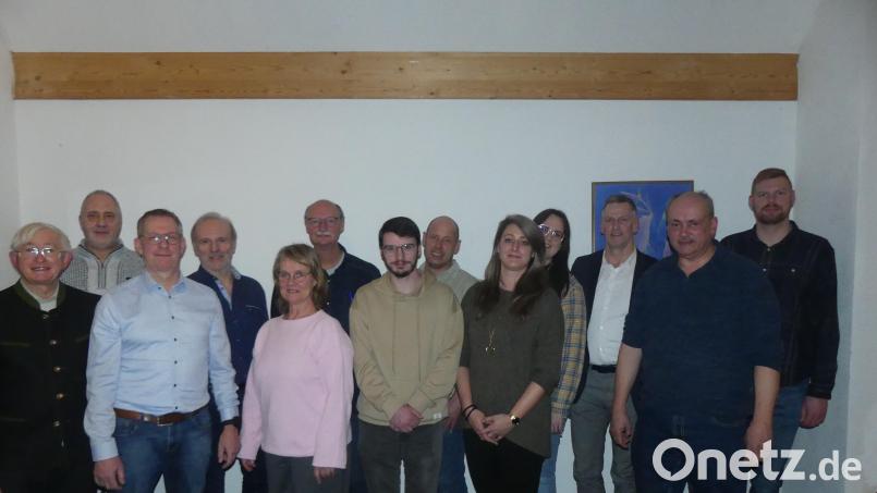 Karl Meier (links) dankte den Kandidaten für die Stadtratswahl 2026 für deren Bereitschaft. Bild: rn