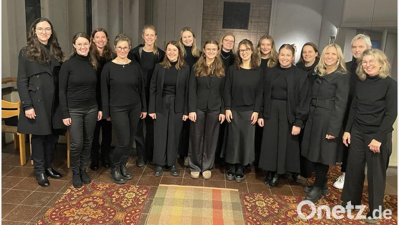Der Frauenchor Kuhl Voices und der Organist Horst Plössner gestalten ein Faschingskonzert. Bild: Rudolf Schieder/exb