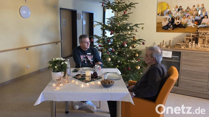 Zuhören, da sein, Wärme schenken - auch an Feiertagen wie Weihnachten. Andreas Hruschka (links) betreut die Gäste des Hospiz Sankt Felix in Neustadt. Manchmal kann er sogar letzte Wünsche erfüllen. Bild: Hospiz Sankt Felix Neustadt/WN