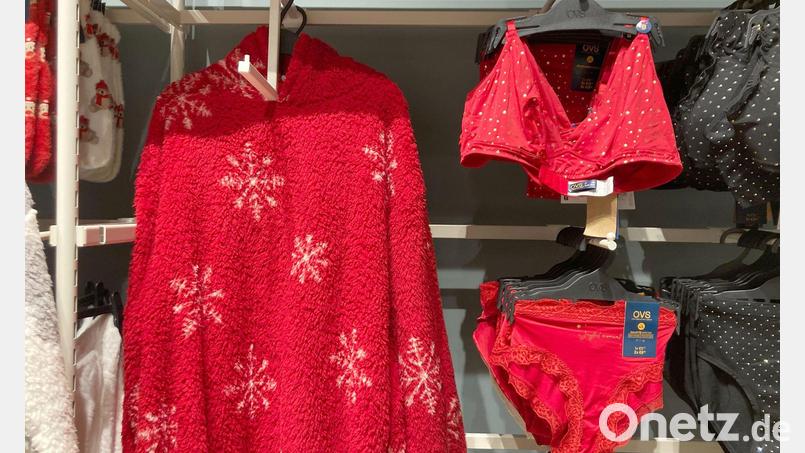 Geschenkte rote Unterwäsche, in der Silvesternacht getragen, soll Glück im neuen Jahr bringen. Bild: Sabine Dobel/dpa