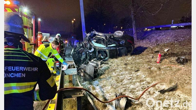 Mehrere Helfer und Helferinnen reagierten laut Feuerwehr vorbildlich und versorgten den verletzten Fahrer. Bild: -/Berufsfeuerwehr München/dpa