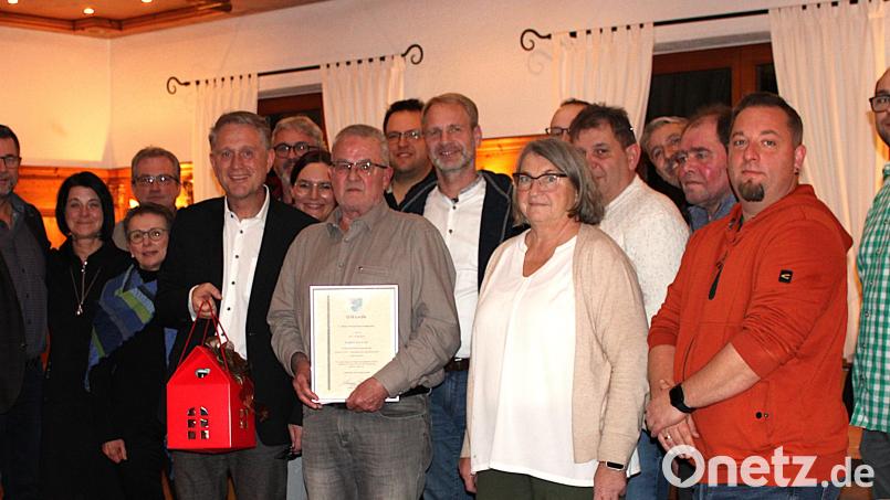 Hartmut Gwalik (Mitte) wird nach 42 Jahren im öffentlichen Dienst vom Gemeinderat und Bürgermeister Hermann Böhm (mit rotem Präsent) verabschiedet. Bild: Gemeinderat Poppenricht