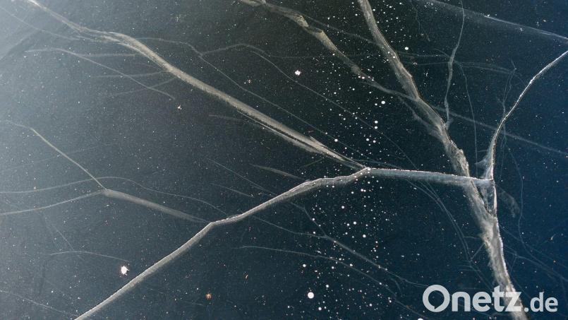 Eisflächen auf Stauseen wie dem Eixendorfer bergen besonders große Gefahr. Symbolbild: Patrick Pleul/dpa-Zentralbild/ZB