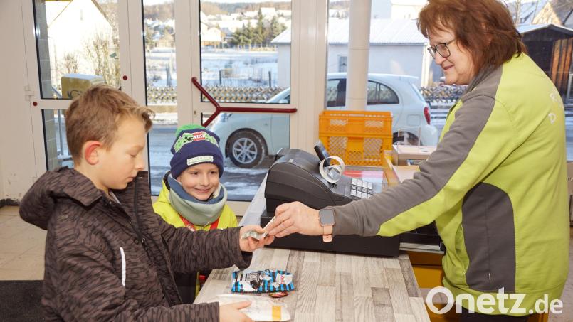 Gerne kamen auch die Kinder, wie hier Sebastian und Erich, zu Rita Braun in den Laden für den kleinen Einkauf. Bild: bkr