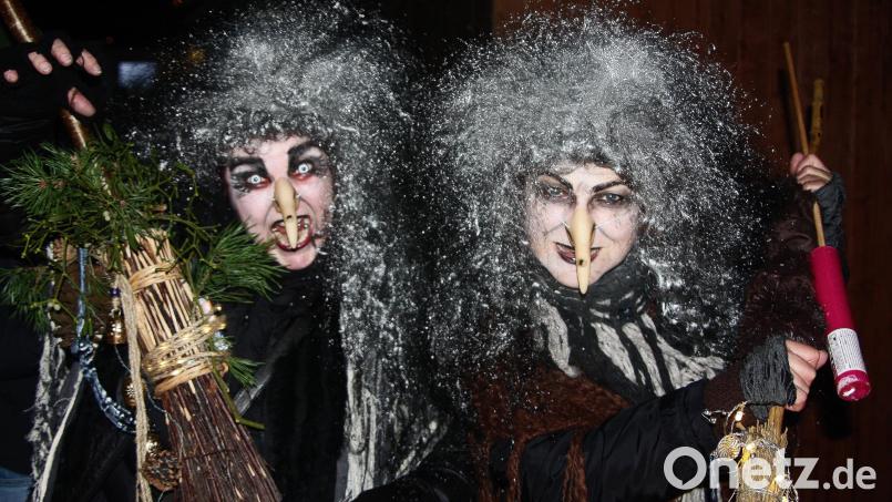 Das Hexenvolk - ein aufdringliches Frauen-Duo - war eigentlich ein lustiger Haufen. Bild: wro