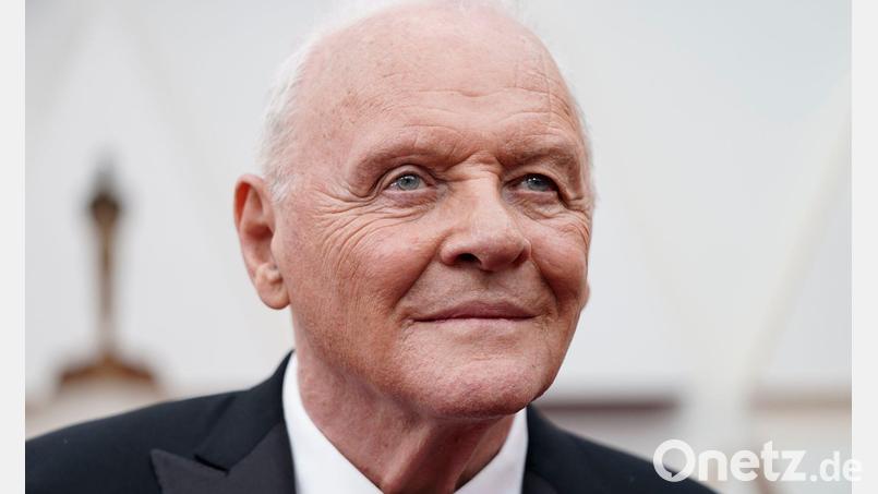 Anthony Hopkins schaute vor 50 Jahren das letzte Mal zu tief ins Glas und wäre danach fast gestorben. (Archivbild) Bild: Jae C. Hong/Invision/AP/dpa