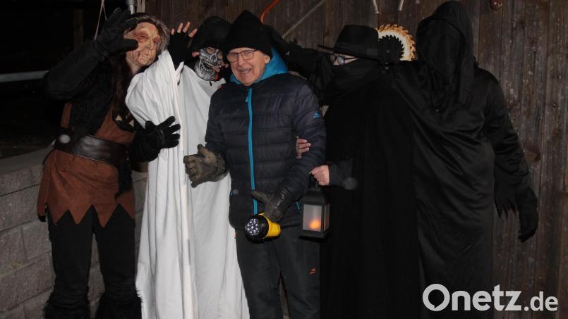 "Jetzt haben wir dich", frohlocken die Raunacht-Geister, als sie den OWV-Chef Manfred Janker umzingeln. Bild: pi