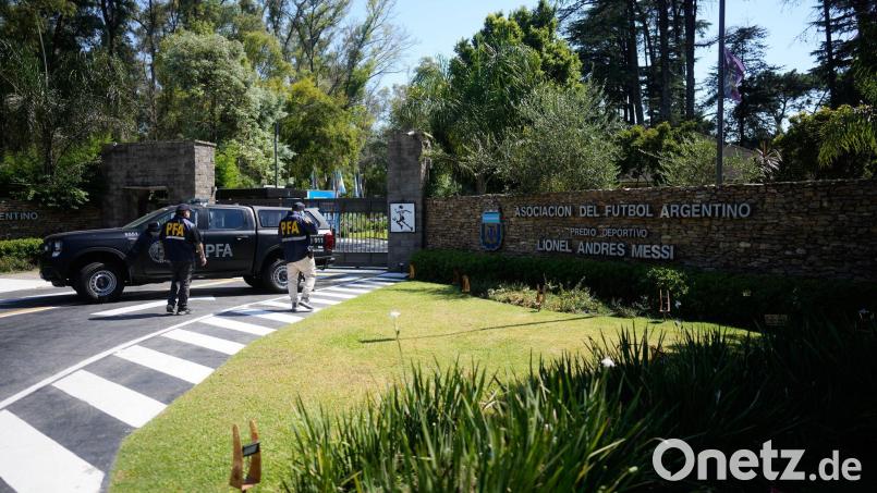 Die Polizei durchsucht den Sitz von Argentiniens Fußballverband Bild: Natacha Pisarenko/AP/dpa