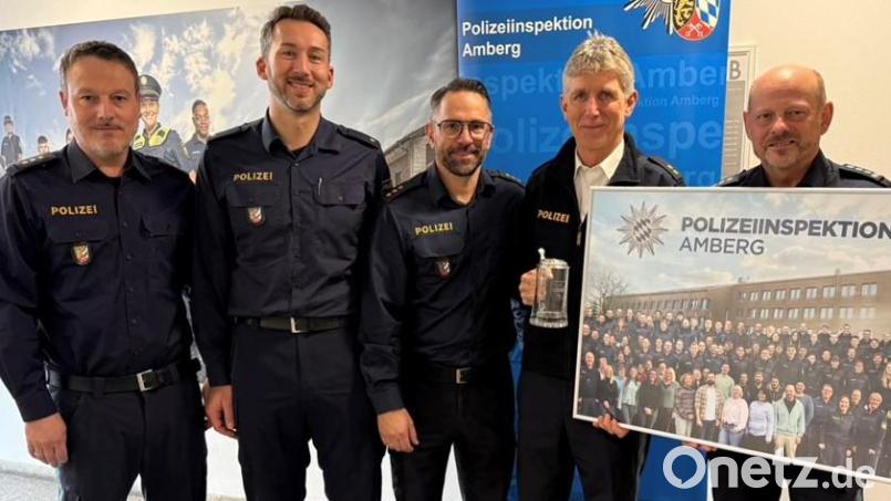 Polizeioberrat Günter Grießhammer (Zweiter von rechts) geht in den Ruhestand. Persönliche Präsente überreichen ihm Polizeihauptkommissar Dominik Lehmeier, Polizeirat Bernd Groß, Polizeidirektor Jürgen Dodell und Erster Polizeihauptkommissar Johannes Zeug (von links). Bild: Polizeiinspektion Amberg
