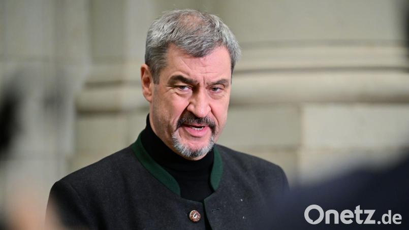 Nach seiner Operation mit Krücken zurück im Büro: Bayerns Ministerpräsident Markus Söder (CSU). (Archivbild) Bild: Sebastian Christoph Gollnow/dpa