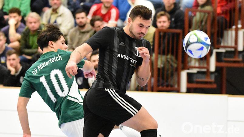 Beim Hallenfußballturnier des SV Steinmühle ist immer für Spannung gesorgt. Unser Bild zeigt eine Szene vom Turnier im Januar 2023 zwischen dem SV Mitterteich und TSV Konnersreuth. Bild: Thomas Schrems