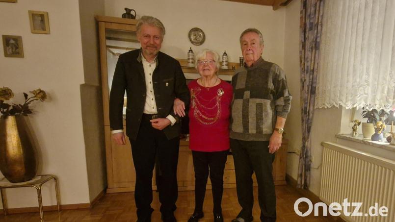 Ehemann Michael Röser (rechts) und Bürgermeister Lothar Müller (links) gratulierten der Jubilarin Annemarie Rösner zu ihrem 85. Geburtstag. Bild: Lothar Müller
