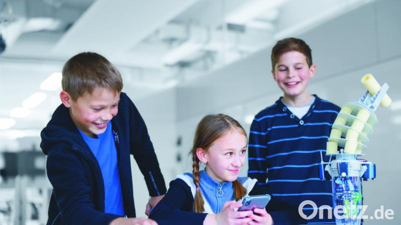 Ein Bionics4Education-Workshop findet im Luftmuseum in Amberg statt. Bild: Festo SE &amp; Co KG