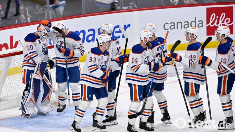 Edmontons Torwart Calvin Pickard (l) feiert den Sieg mit seinen Teamkollegen. Bild: FRED GREENSLADE/The Canadian Press/AP/dpa
