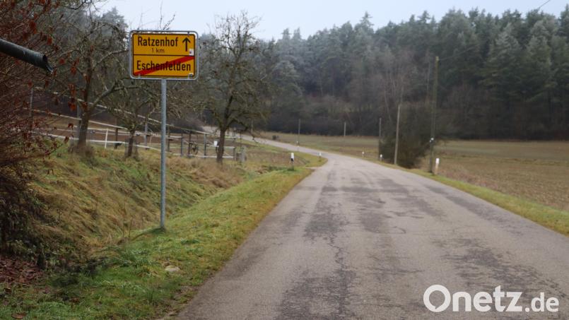 Die Forstverwaltung des Freistaats Bayern hat Grundstücke an die Gemeinde Hirschbach verkauft. Die Gemeinde hat sich verpflichtet, die Grundstücke in der Ratzenhofer Straße und der Anlage Achteler Straße als öffentliche Wege zu widmen. Bild: gru