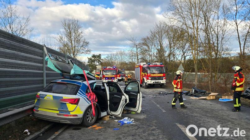 Bei einem Verkehrsunfall mit drei Fahrzeugen, darunter ein Polizeiauto, sind vier Menschen verletzt worden. Bild: Moller-Schuh/Vifogra GmbH/dpa