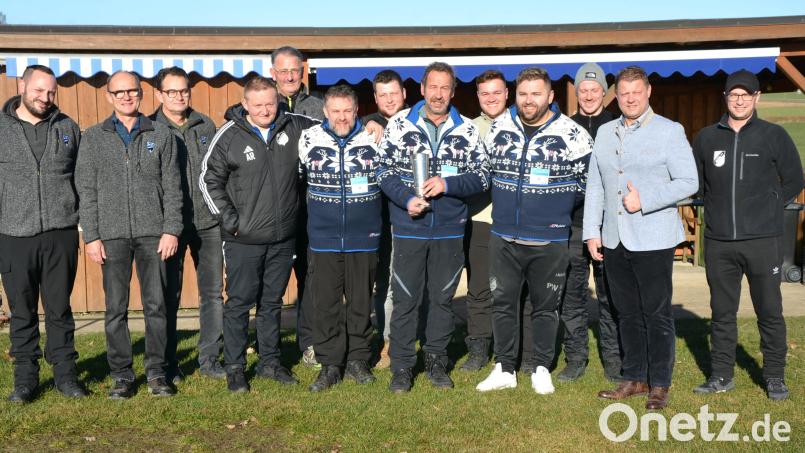 Der SV Steinmühle (Mitte) sicherte sich den Landkreispokal der aktiven Eisstock-Mannschaften. Mit im Bild der Zweitplatzierte TSV Friedenfels und der Dritte SF Kondrau (links). Den erfolgreichen Mannschaften gratulierten Mitterteichs Bürgermeister Stefan Grillmeier (Zweiter von rechts) und Matthias Schnurrer (Zweiter von links) von den Sportfreunden Kondrau. Bild: jr