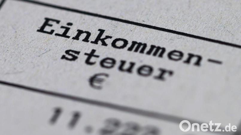 Über 80 Prozent der deutschen Unternehmen finden laut einer Befragung des Ifo-Instituts im Auftrag der Stiftung Familienunternehmen auch die Steuern für ihre Arbeitnehmer zu hoch. (Symbolbild) Bild: Robert Michael/dpa