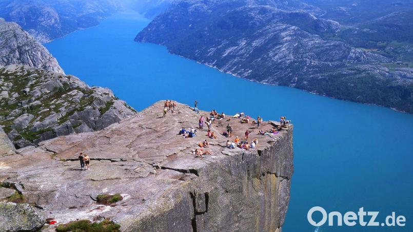 Multivision über Norwegen im Amberger Congress Centrum. Auf dem Bild: Prekestolen ist eine natürliche Felsplattform in Ryfylke im norwegischen Fylke Rogaland und eine touristische Attraktion mit weitem Blick über den Lysefjord und angrenzende Berge. Die Größe des Felsplateaus beträgt zirka 25 mal 25 Meter. Bild: Stefan Weindl
