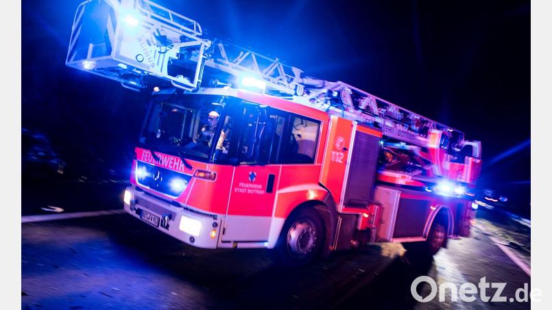 Ein technischer Defekt hat in Burglengenfeld einen Sprinter in Brand gesetzt. Symbolbild: Marcel Kusch/dpa