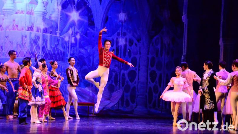 Der "Nussknacker" macht große Sprünge auf der Bühne. Marie (rechts daneben) staunt. Bild: Kunz